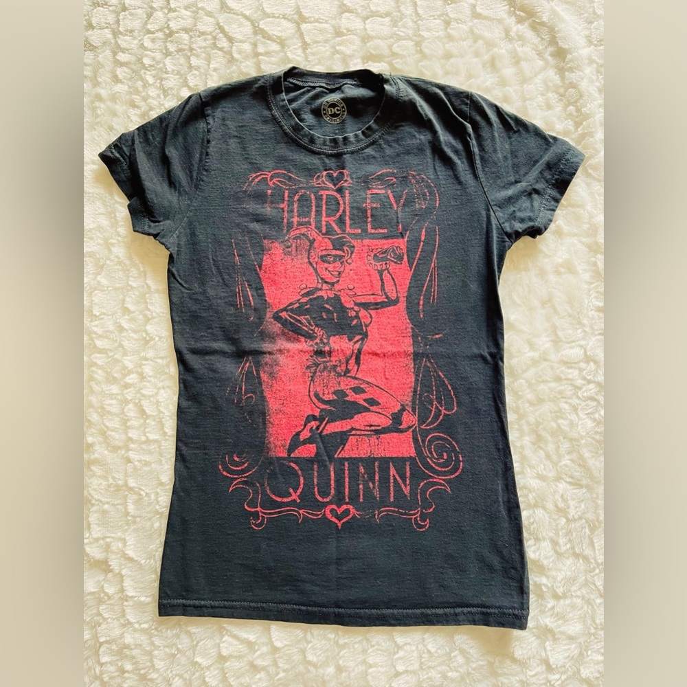 DC COMICS: Cool (M) Pre-Owned Harley Quinn T shirt.